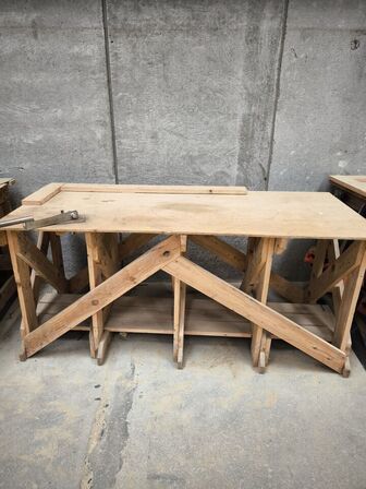 3 stk. arbejdsborde i træ inkl. indhold