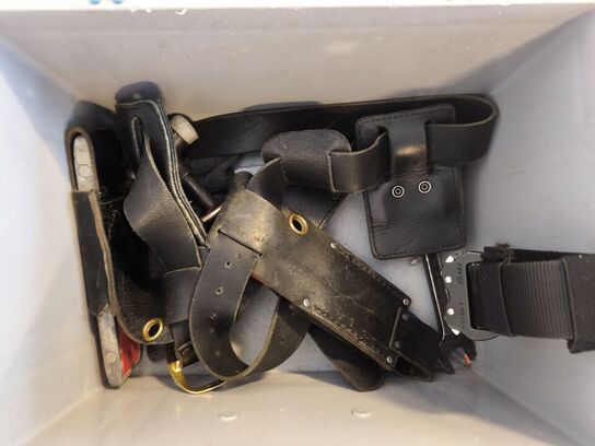 Kasse m. sikringsgrej samt div.