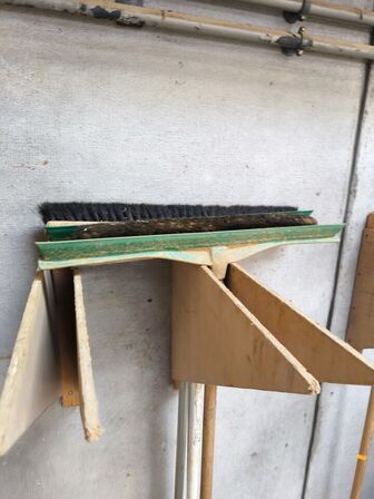 Håndstampere, spader, koste m.v.