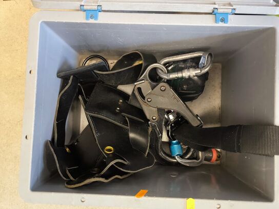 Kasse m. sikringsgrej samt div.