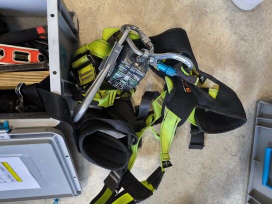 Kasse m. sikringsgrej samt div.