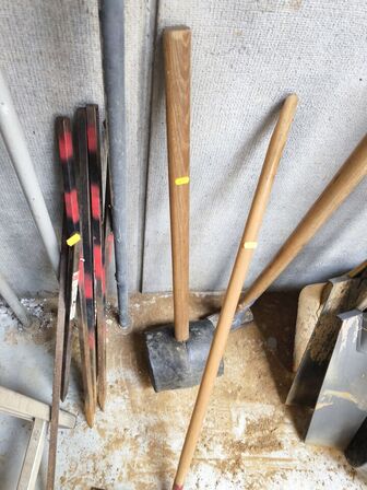 Håndstampere, spader, koste m.v.