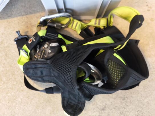 Kasse m. sikringsgrej samt div.