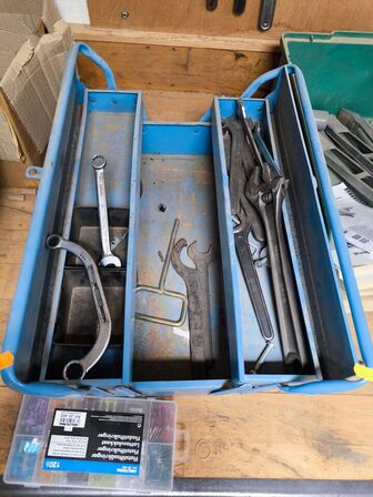 Værktøjskasse stål inkl. indhold