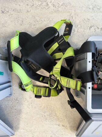 Kasse m. sikringsgrej samt div.