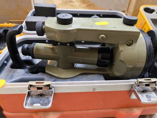 Ældre KERN K-0S teodolit i kasse