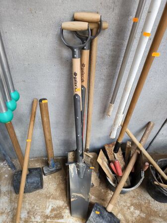 Håndstampere, spader, koste m.v.