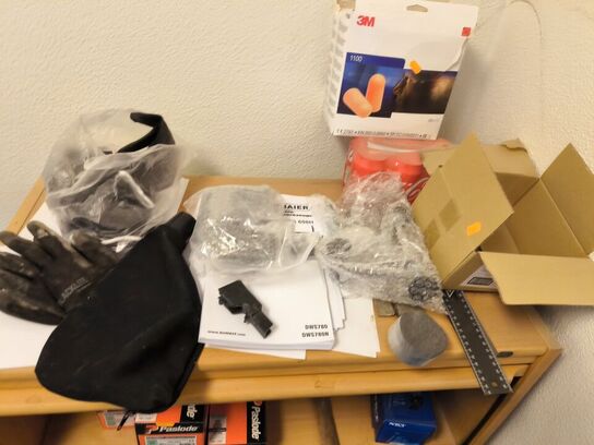 Indhold på reol (PASLODE stifter m.v.) samt hammer, målepind m.m.