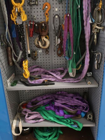 Stålskab på hjul inkl. indhold (løftegrej)