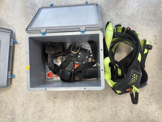 Kasse m. sikringsgrej samt div.