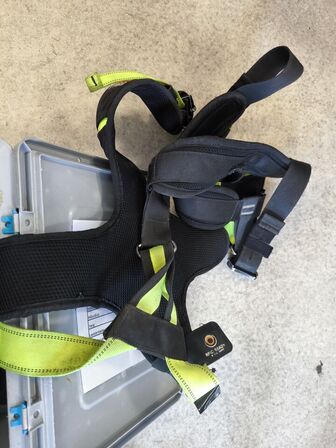 Kasse m. sikringsgrej samt div.