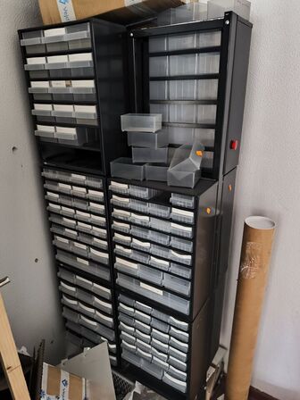 3 stk. komponentskabe m. skuffer på hjul