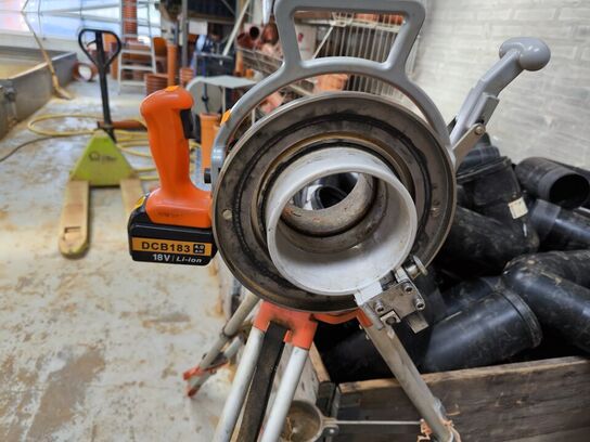 Elektrisk rørskærer MICHANN 110 på stativ, inkl. batteri