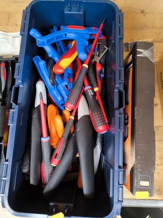 Værktøjskasse inkl. ubrugte elektriker skruetrækkere m.v. (se billeder)