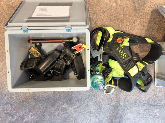 Kasse m. sikringsgrej samt div.