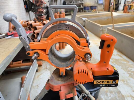 Elektrisk rørskærer MICHANN 110 på stativ, inkl. batteri