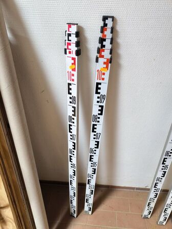 2 stk. teleskop stadier/målepinde