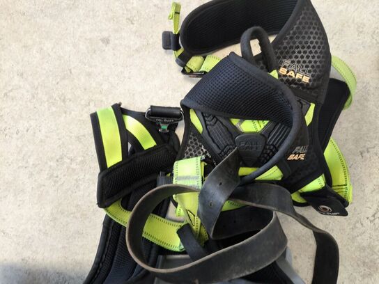 Kasse m. sikringsgrej samt div.