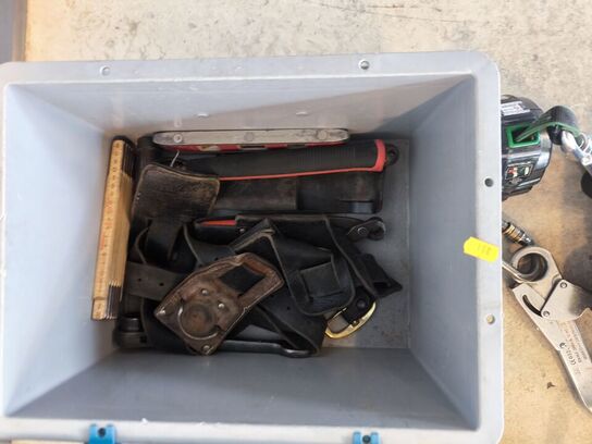 Kasse m. sikringsgrej samt div.