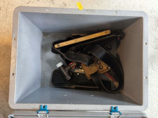 Kasse m. sikringsgrej samt div.