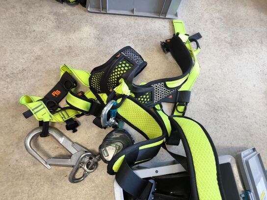 Kasse m. sikringsgrej samt div.