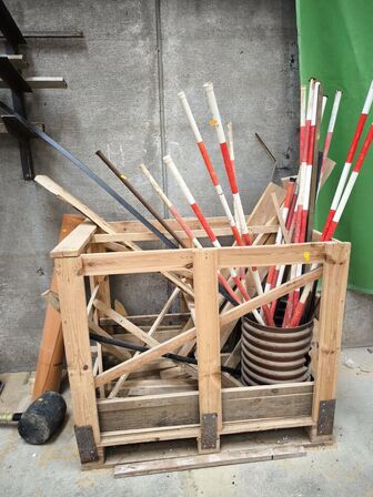 Gummihammer, dampspærre, kabeltrome, træbur m.v.