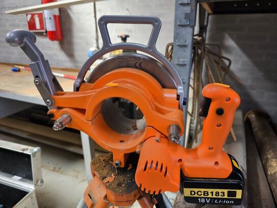 Elektrisk rørskærer MICHANN 110 på stativ, inkl. batteri