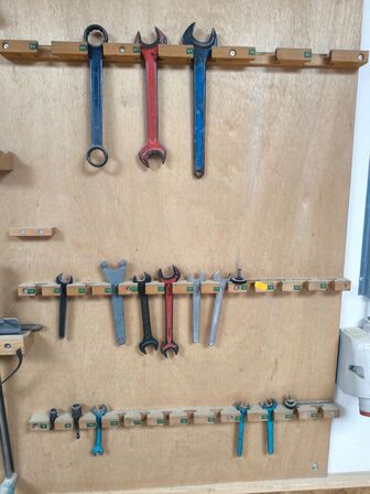 Værktøj på væg