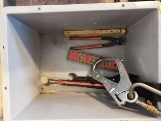 Kasse m. sikringsgrej samt div.