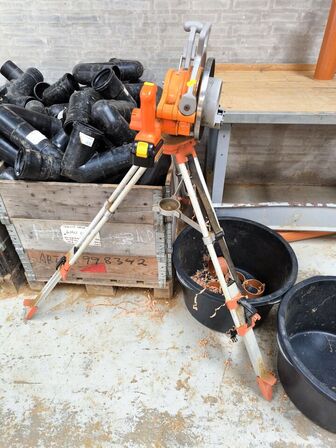 Elektrisk rørskærer MICHANN 110 på stativ, inkl. batteri