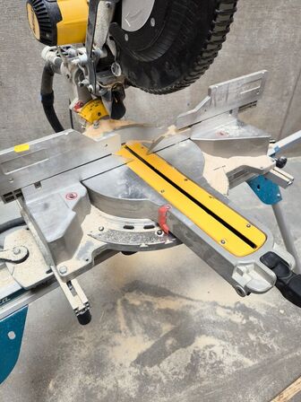 Kap/geringsav DEWALT DWS780 inkl. MAKITA arbejdsbord