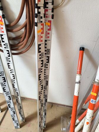 2 stk. teleskop stadier/målepinde