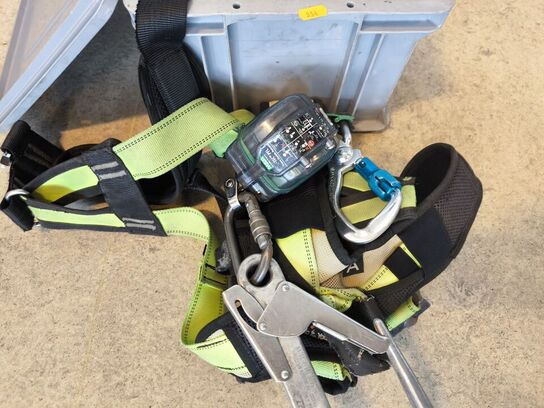 Kasse m. sikringsgrej samt div.