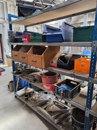 Indhold på reol (venstre fag)