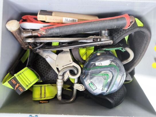 Kasse m. sikringsgrej samt div.