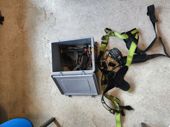 Kasse m. sikringsgrej samt div.