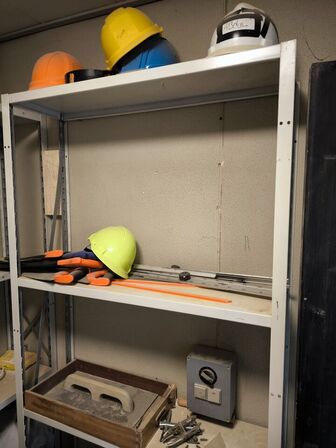 "Tøm rummet" - stålreoler medfølger