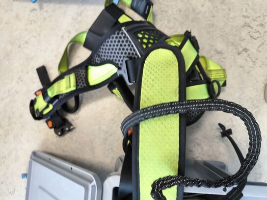 Kasse m. sikringsgrej samt div.