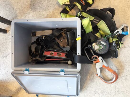 Kasse m. sikringsgrej samt div.