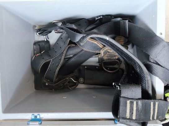 Kasse m. sikringsgrej samt div.