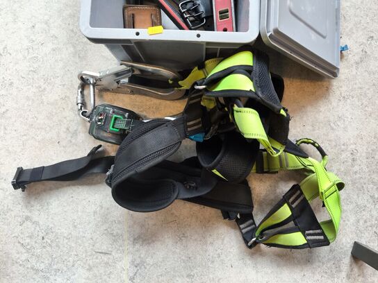 Kasse m. sikringsgrej samt div.