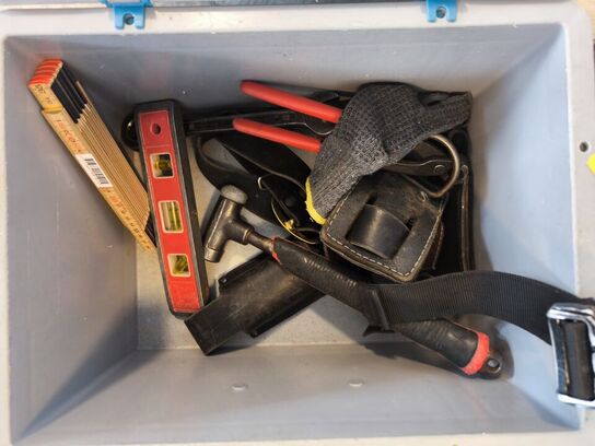 Kasse m. sikringsgrej samt div.