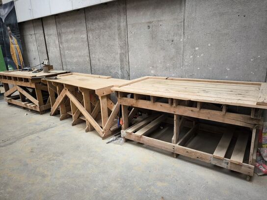 3 stk. arbejdsborde i træ inkl. indhold