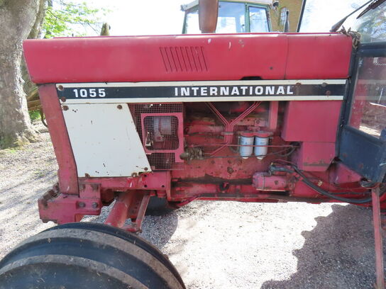 Traktor INTERNATIONAL 1055