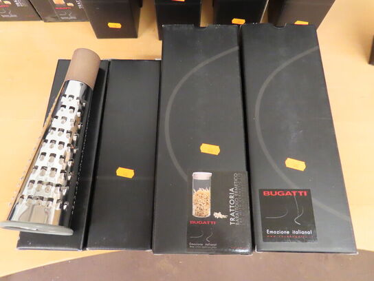 4 stk. BUGATTI mundblæste glaskrukker med låg(2), Rivejern(2)