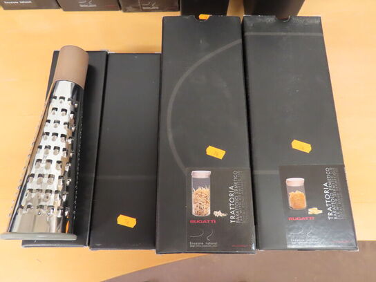 4 stk. BUGATTI mundblæste glaskrukker med låg(2), Rivejern(2)