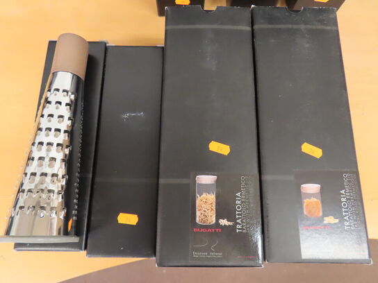 4 stk. BUGATTI mundblæste glaskrukker med låg(2), Rivejern(2)