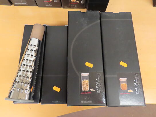 4 stk. BUGATTI mundblæste glaskrukker med låg(2), Rivejern(2)