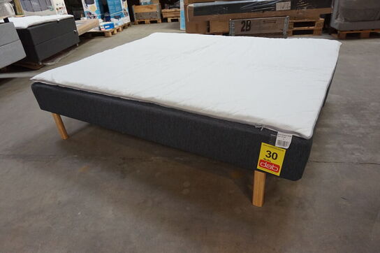 Nordisk fjer Boxseng med træben og memmory topmadras 160x200 cm 