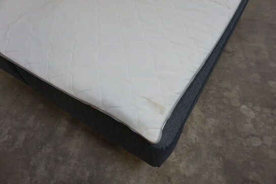 Nordisk fjer Boxseng med træben og memmory topmadras 160x200 cm 